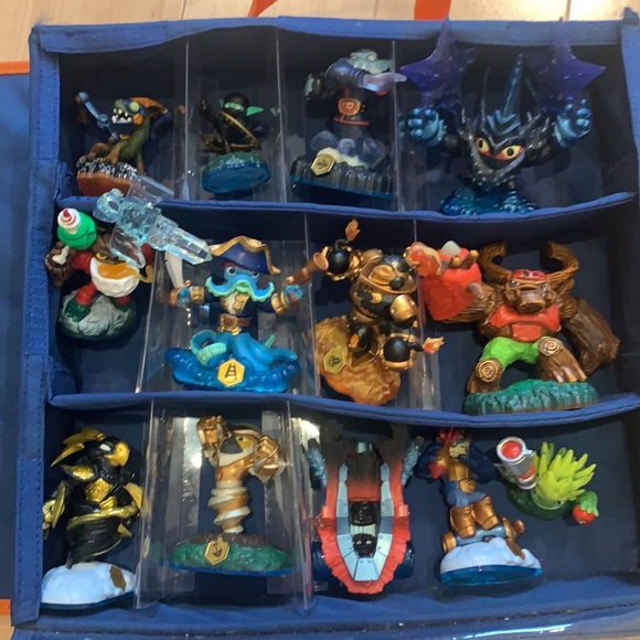SKYLANDERS Collection & Case. 24 SKYLANDERS, 3 Trap Team crystals, and case. - Picture 3 of 9
